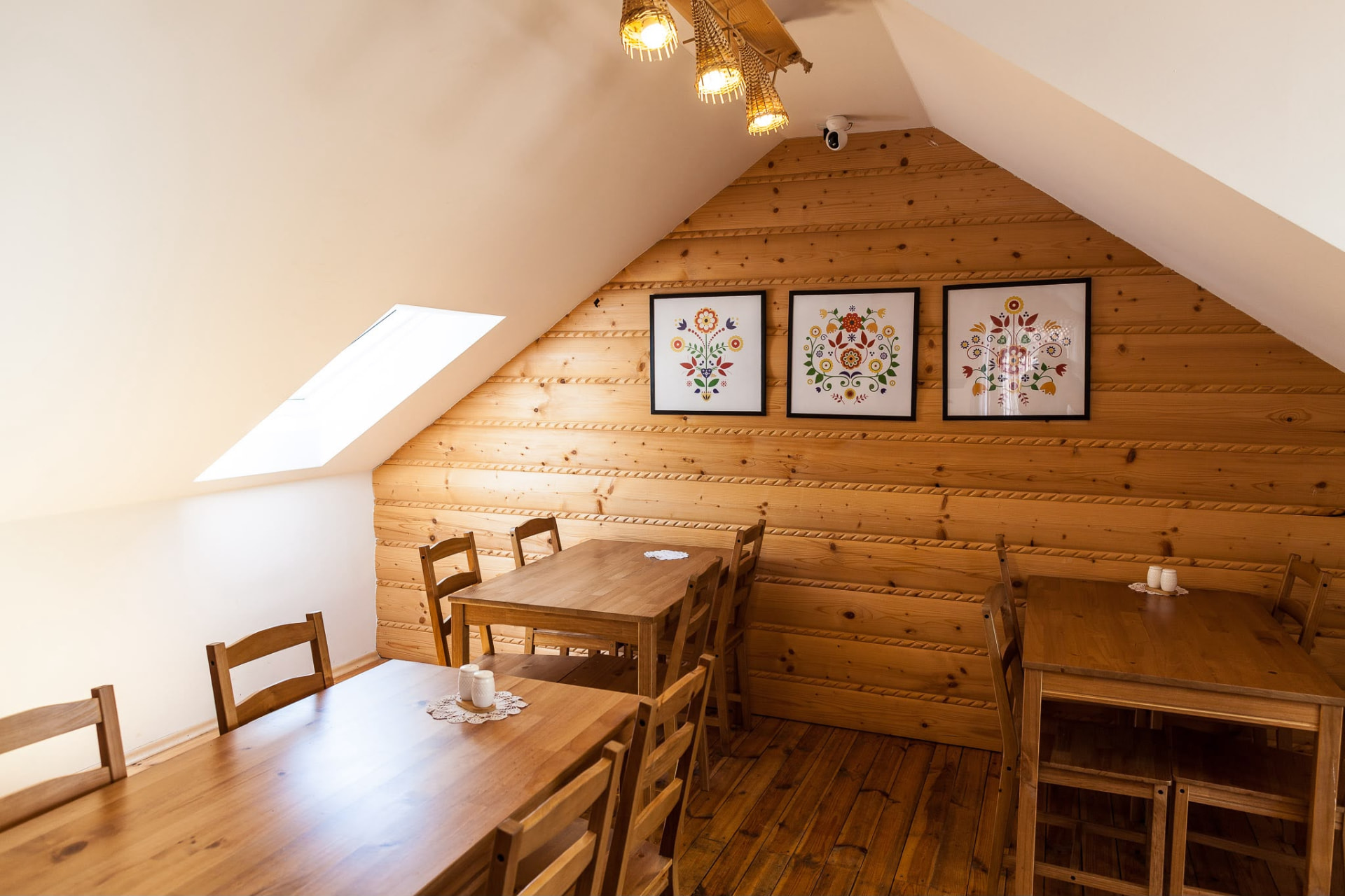 Drewniana izba na piętrze restauracji